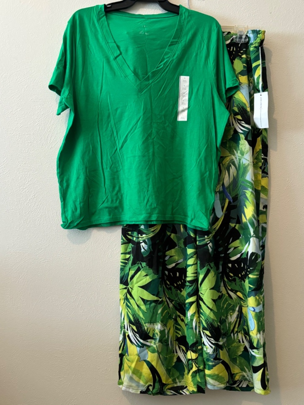 A New Day Women's Green Short Sleeve V-Neck T-shirt - Size L